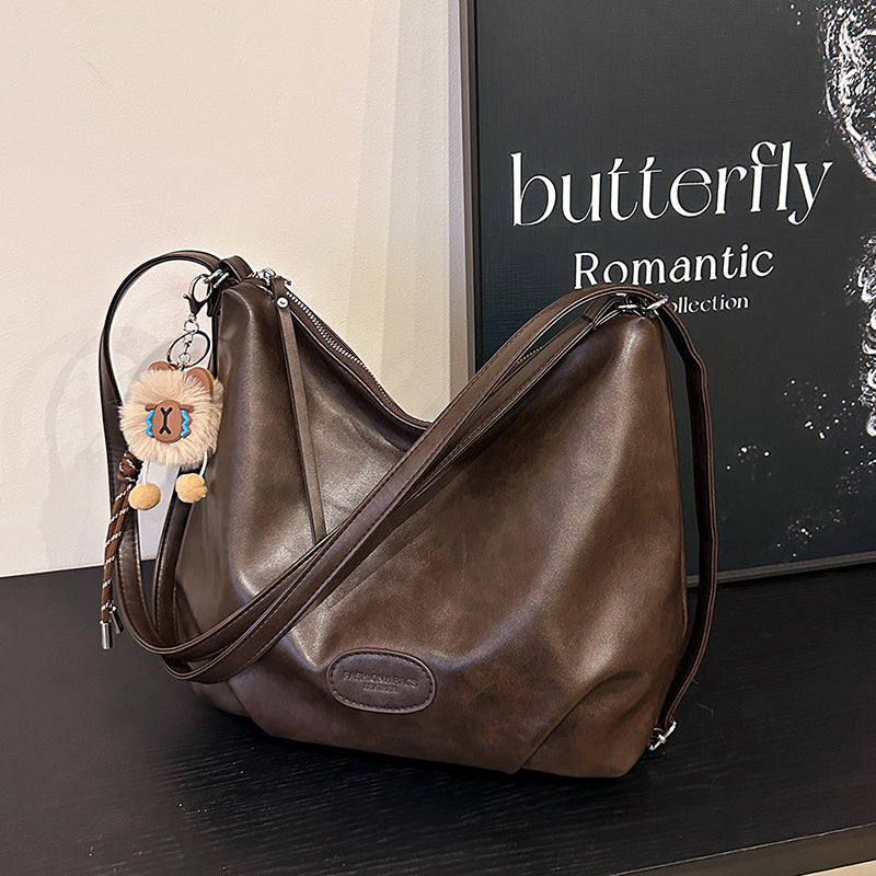 Sac à Épaule Fashion avec Charm, Convertible en Sac à Dos, Grand Cabas pour Sorties d’Hiver - Disponible en Kaki Foncé, Marron Foncé, Noir - Matière PU avec Doublure,