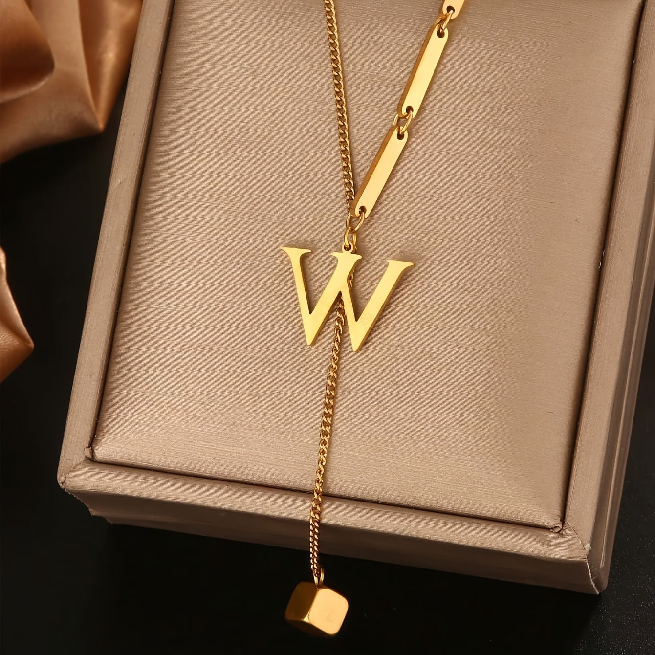 Collier Tendance à Pampilles avec 26 Lettres pour Femme – Pendentif en Acier Inoxydable Plaqué Or 18K, Design en Forme de Y avec Grelots Élégants, Idéal pour le Port Quotidien et comme Cadeau Raffiné