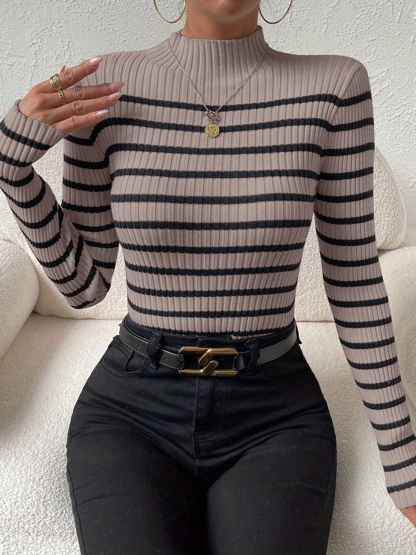 Pull élégant à col montant pour femmes – rayures horizontales noires et blanches, manches longues, coupe régulière, ourlet évasé, polyvalent pour tenue décontractée ou formelle, extensible.