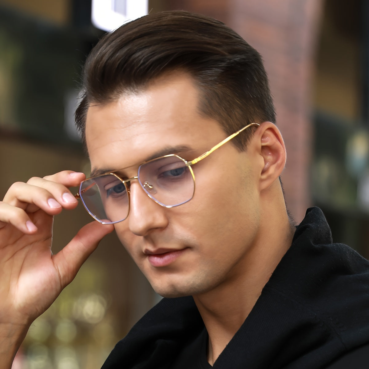 A Pair of Men'S Stylish Metal Glasses with Geometric Patterns, Featuring a Unique Double Bridge Design, Suitable for Everyday Wear in a Casual Style.