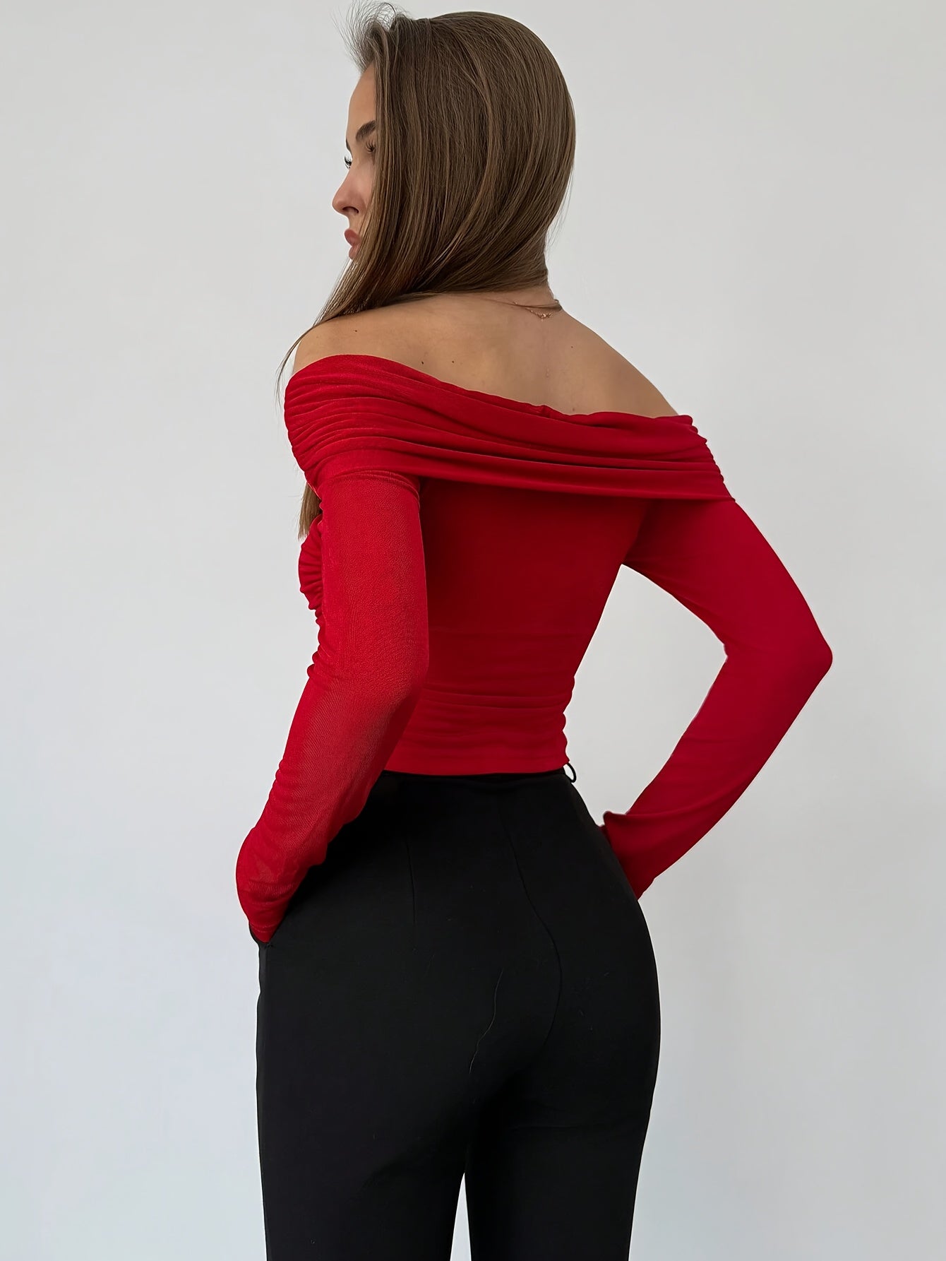 T-shirt rouge femme épaules dénudées manches longues – design froncé, stretch, lavable en machine, parfait pour mode automne/hiver, texture brillante