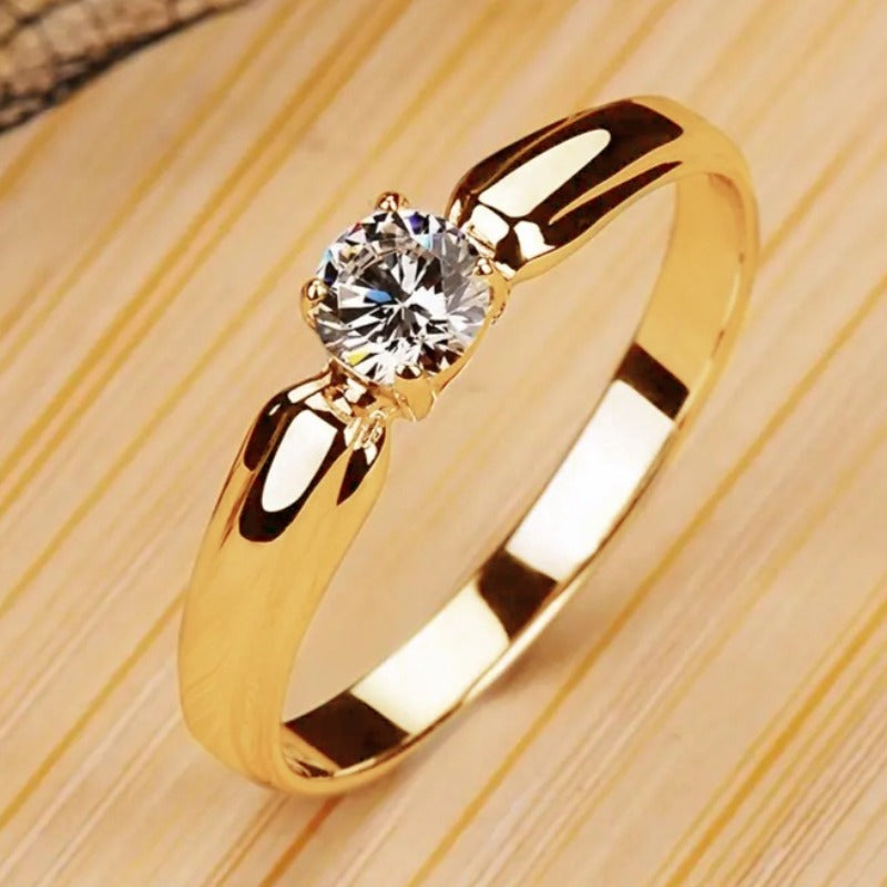 A Timeless 4-Claw Set Round Zirconia Engagement Ring for Women, Perfect for Everyday Dating, Proposals, And Bridal Occasions. This Simple Yet Elegant Golden Ring Is Ideal for Parties And Special Events.