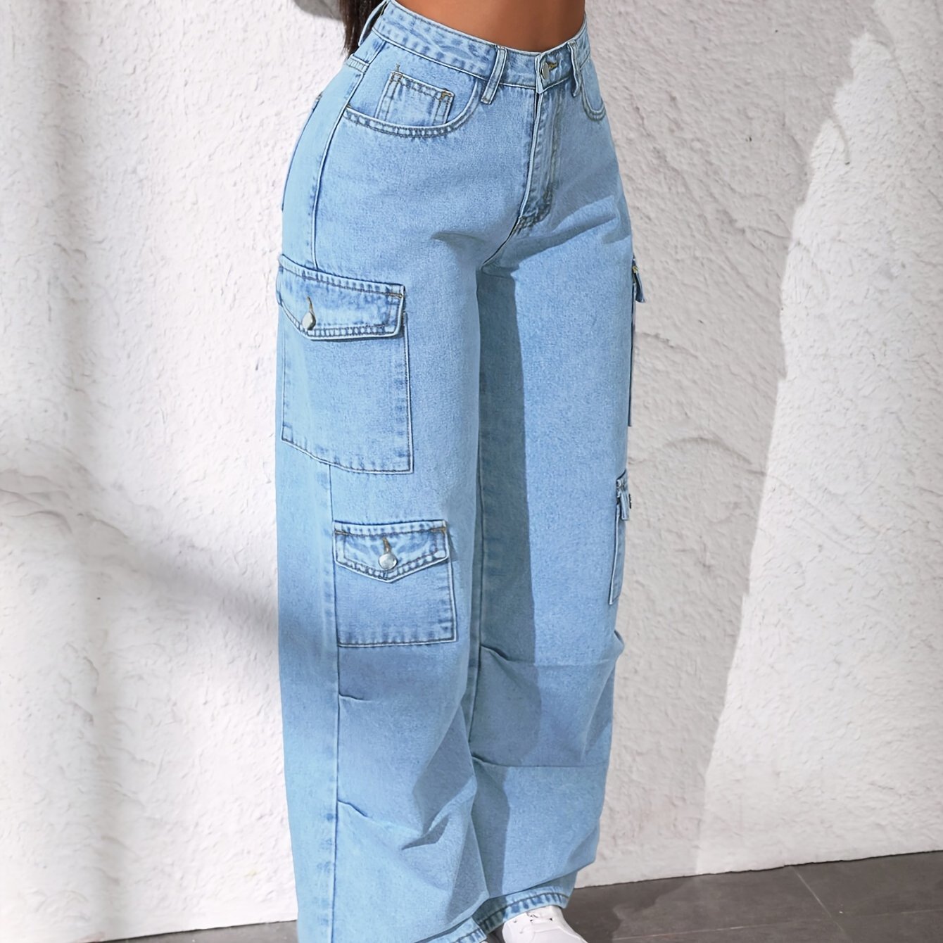 Jean cargo taille haute pour femme avec poches multiples - Denim stretch bleu clair délavé, coupe ample, jambes larges