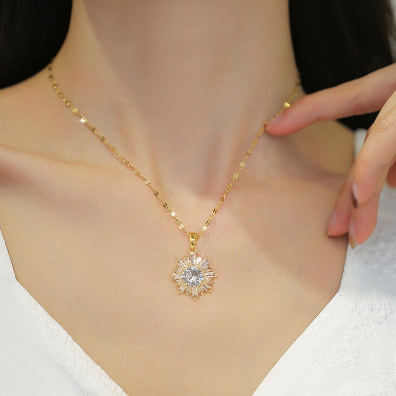 Collier élégant en acier plaqué or 18 K, pendentif flocon de neige géométrique serti de cubic zirconia, chaîne luxueuse, parfait pour mariages, soirées et usage quotidien, accessoire raffiné et durable