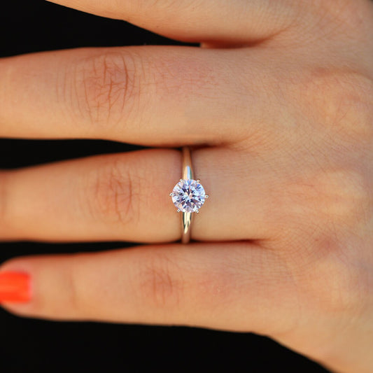 Bague étincelante avec zircon cubique en acier inoxydable. Alliance élégante pour femmes, idéale pour les fiançailles et le mariage