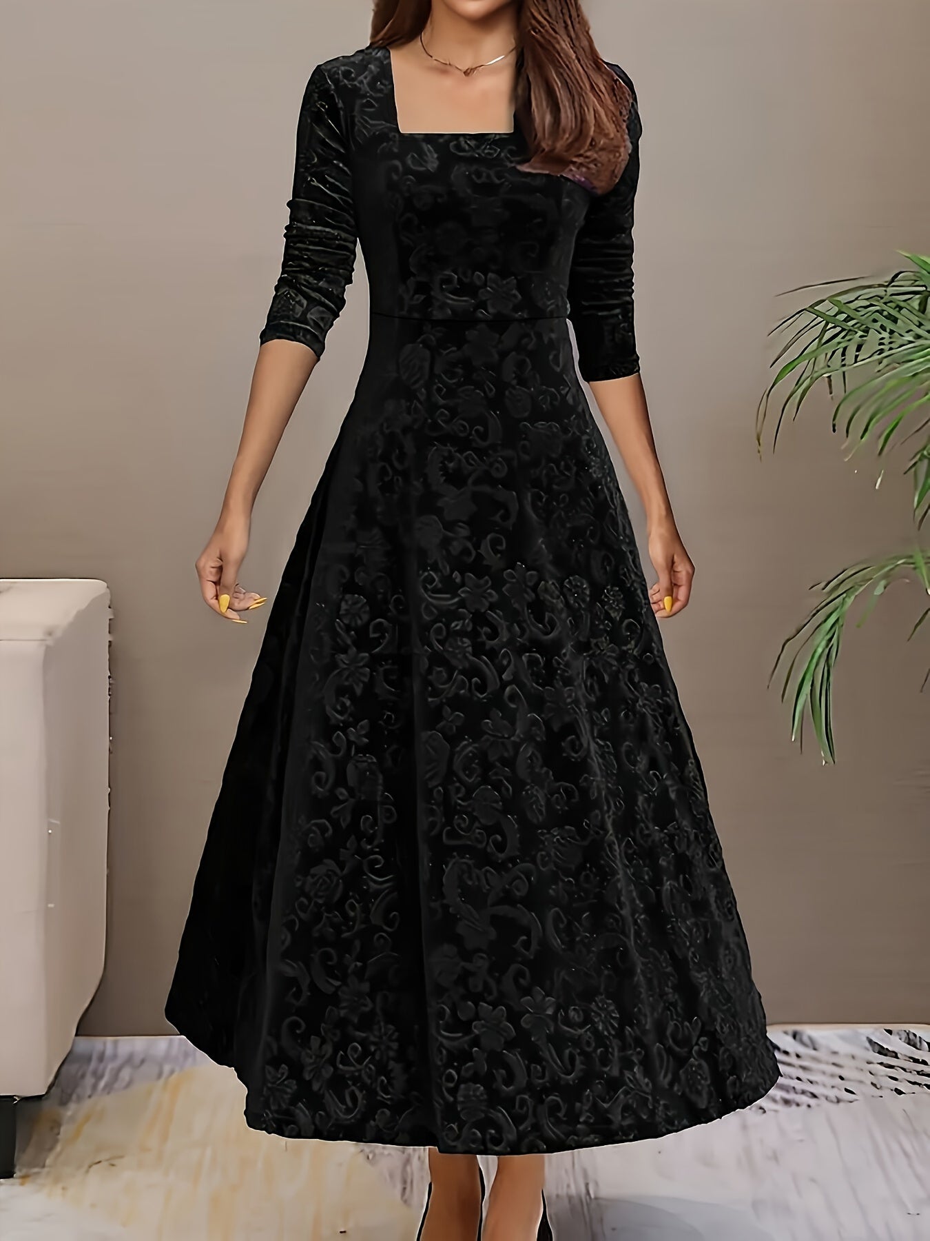 Robe longue en velours à motif floral et manches longues, encolure carrée, idéale pour le Nouvel An. Design élégant