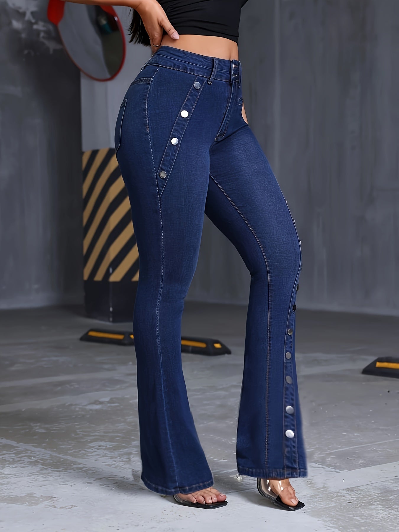 Jean élégant à poches incurvées pour femme, pantalon en denim extensible et multifonctionnel à jambes évasées avec plusieurs boutons, coupe slim