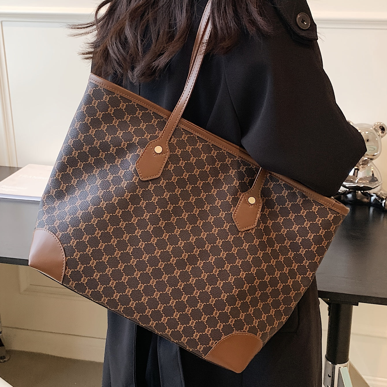 Sac fourre-tout grande capacité pour femmes – motif géométrique, fermeture zippée, doublure polyester, disponible en café/gris/blanc, spacieux et polyvalent pour travail, voyage et usage quotidien