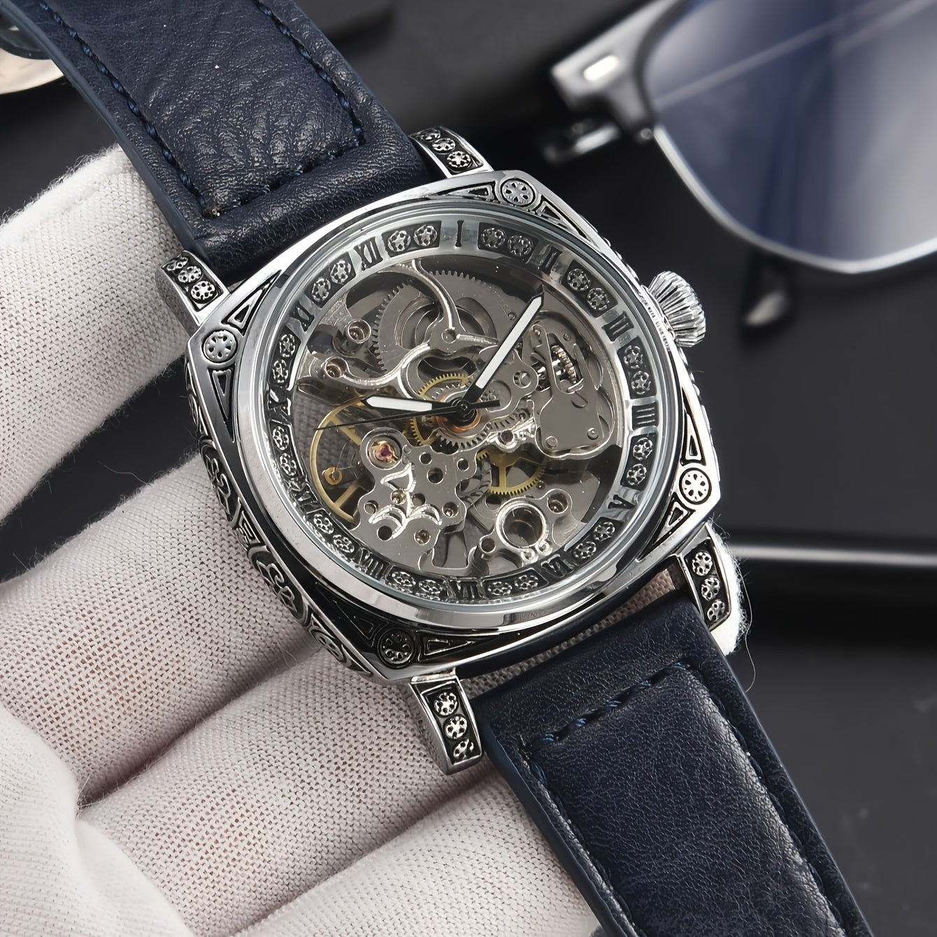 Business fashion Men's watches, mechanical movements, automatic mechanical watches, artificial leather straps, best-selling watches for young men to give to their boyfriends and husbands. There are multiple colors to choose f