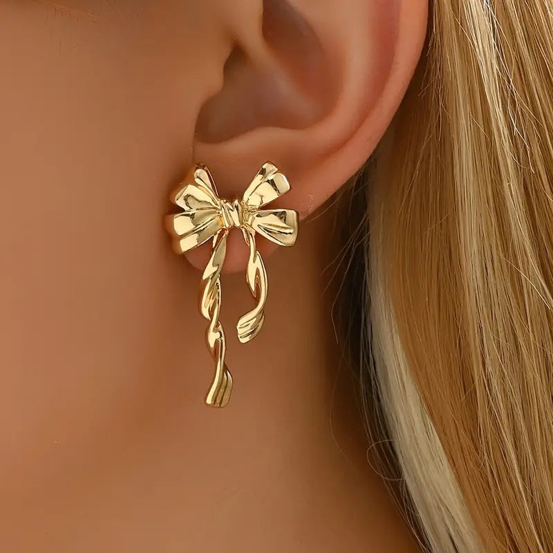 Paire de boucles d’oreilles bohèmes élégantes pour femme – nœud doré avec chaîne délicate, plaqué or KC, bijoux fins pour usage quotidien, soirées et vacances, cadeau polyvalent toute l’année pour Thanksgiving ou anniversaire