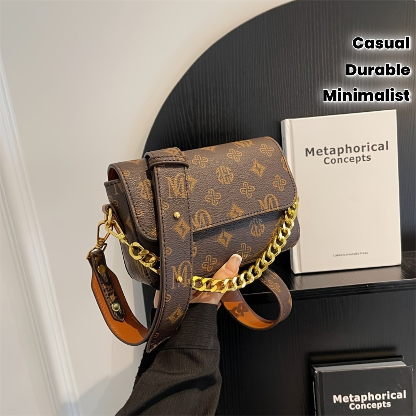 Sac bandoulière femme marron café – chaîne dorée, fermeture à boucle réglable, petit sac carré pour trajets, usage décontracté ou professionnel, accessoire élégant et pratique