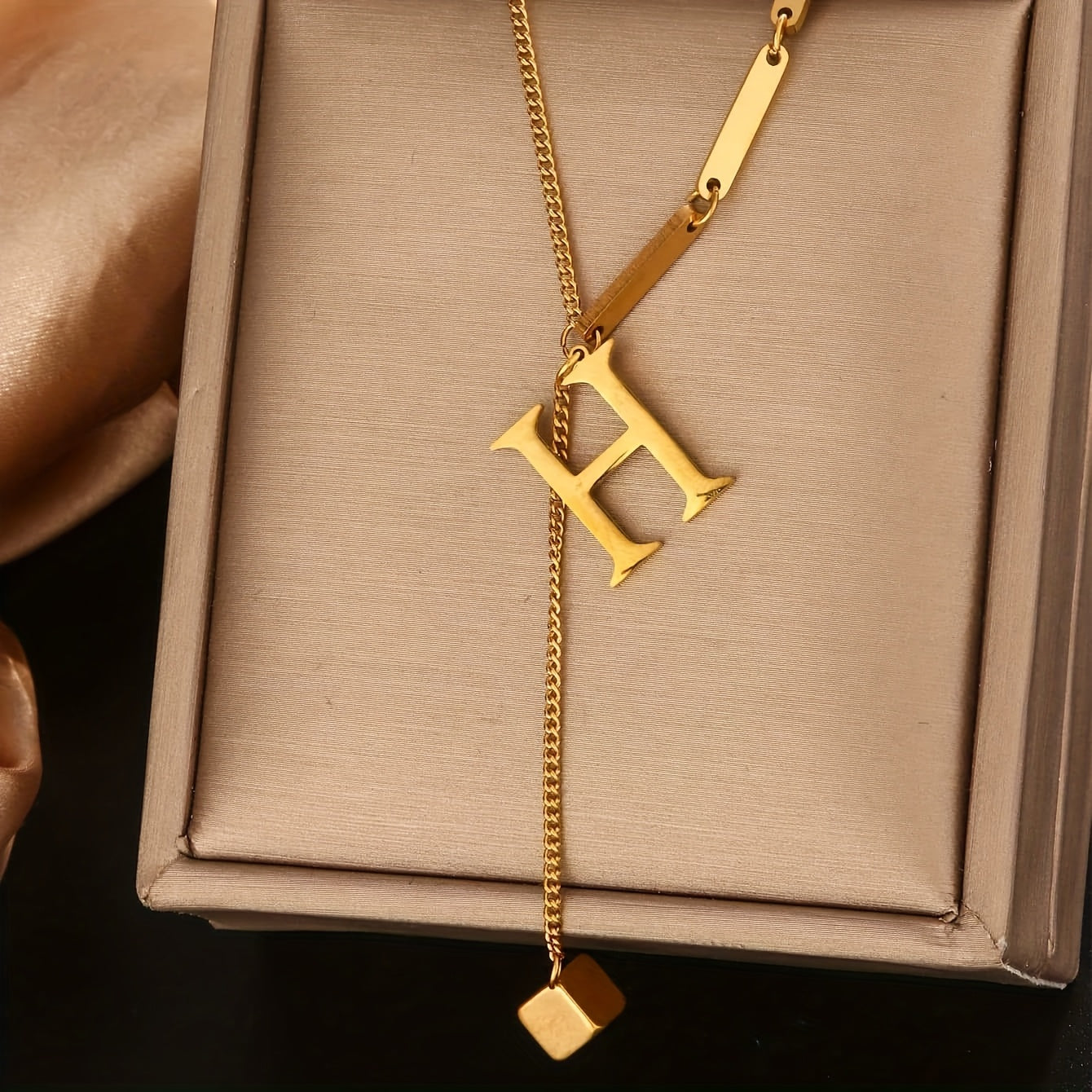 Collier Tendance à Pampilles avec 26 Lettres pour Femme – Pendentif en Acier Inoxydable Plaqué Or 18K, Design en Forme de Y avec Grelots Élégants, Idéal pour le Port Quotidien et comme Cadeau Raffiné