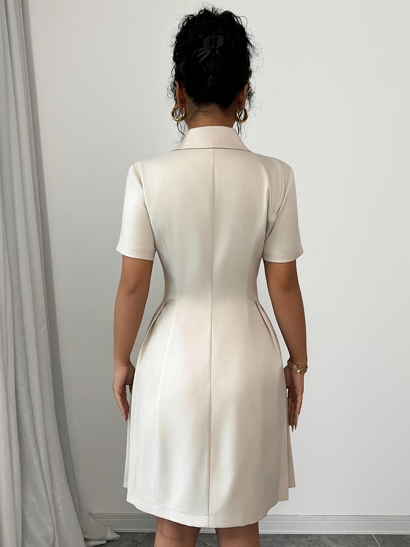 Robe chic française femme – Col V double boutonnage, A-line manches courtes, beige clair, ourlet asymétrique