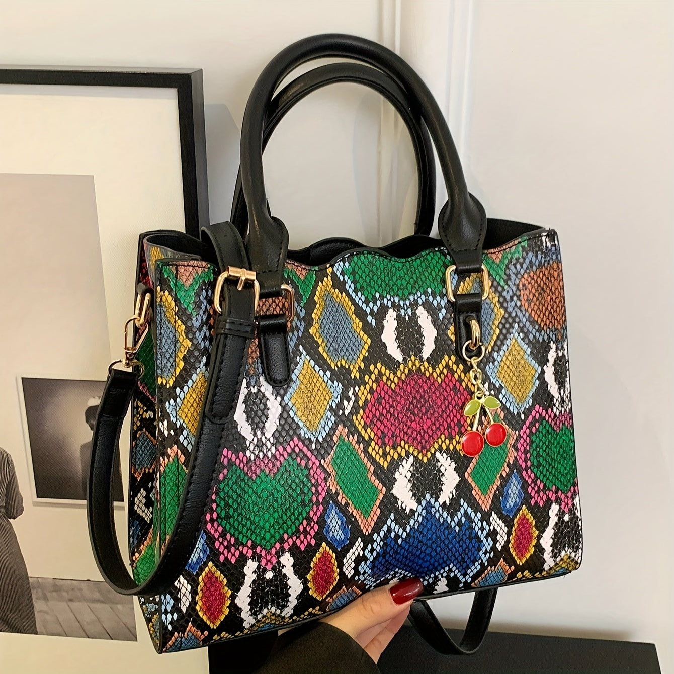 Sac bandoulière noir chic avec charme cerise – bandoulière longue, fermeture magnétique