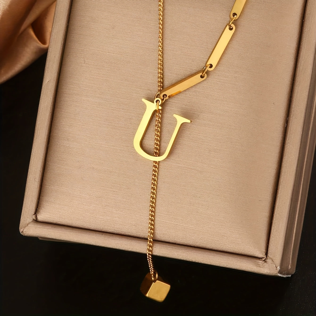Collier Tendance à Pampilles avec 26 Lettres pour Femme – Pendentif en Acier Inoxydable Plaqué Or 18K, Design en Forme de Y avec Grelots Élégants, Idéal pour le Port Quotidien et comme Cadeau Raffiné