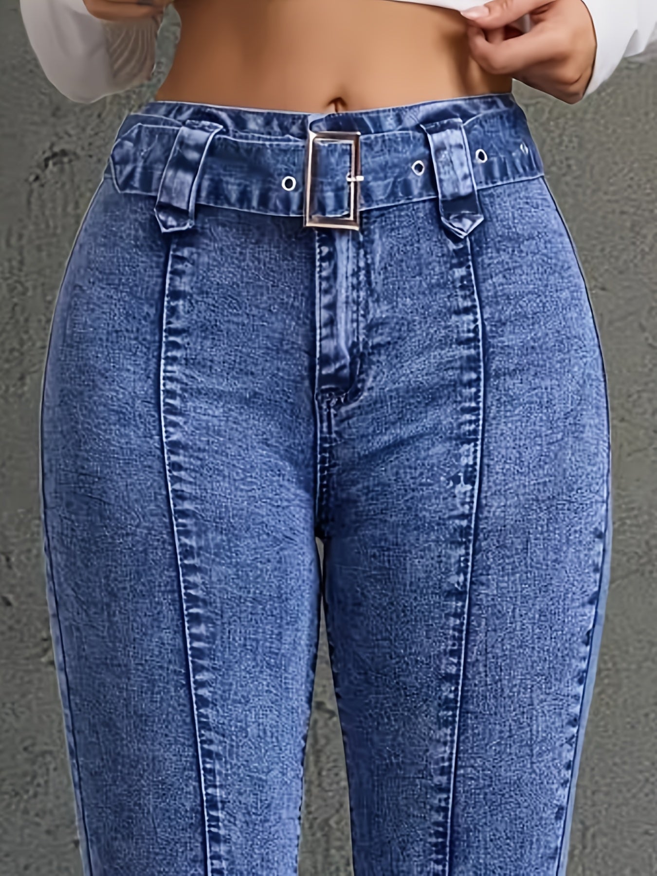 Jean Femme Taille Haute Évasé avec Ceinture – Denim Bleu Clair, Fermeture Zippée et Boutons, Poches, Confortable et Décontracté