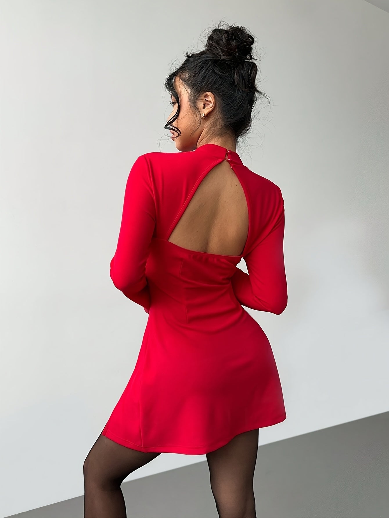 Robe Rouge Élégante à Manches Pailletées — Col en V, Design Vintage avec Motif Pièces, Parfaite pour Soirées et Événements Chic
