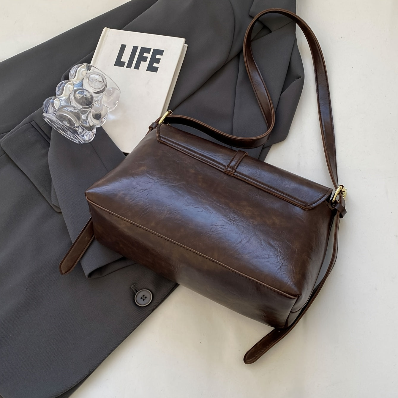 Sac Carré Femme Décontracté – Marron Café, Rabat avec Fermeture Magnétique, Motif Texturé, Finitions Dorées, Polyvalent pour Université, Travail, Voyage et Soirées, Accessoire Stylé avec Finition Raffinée (Copie)