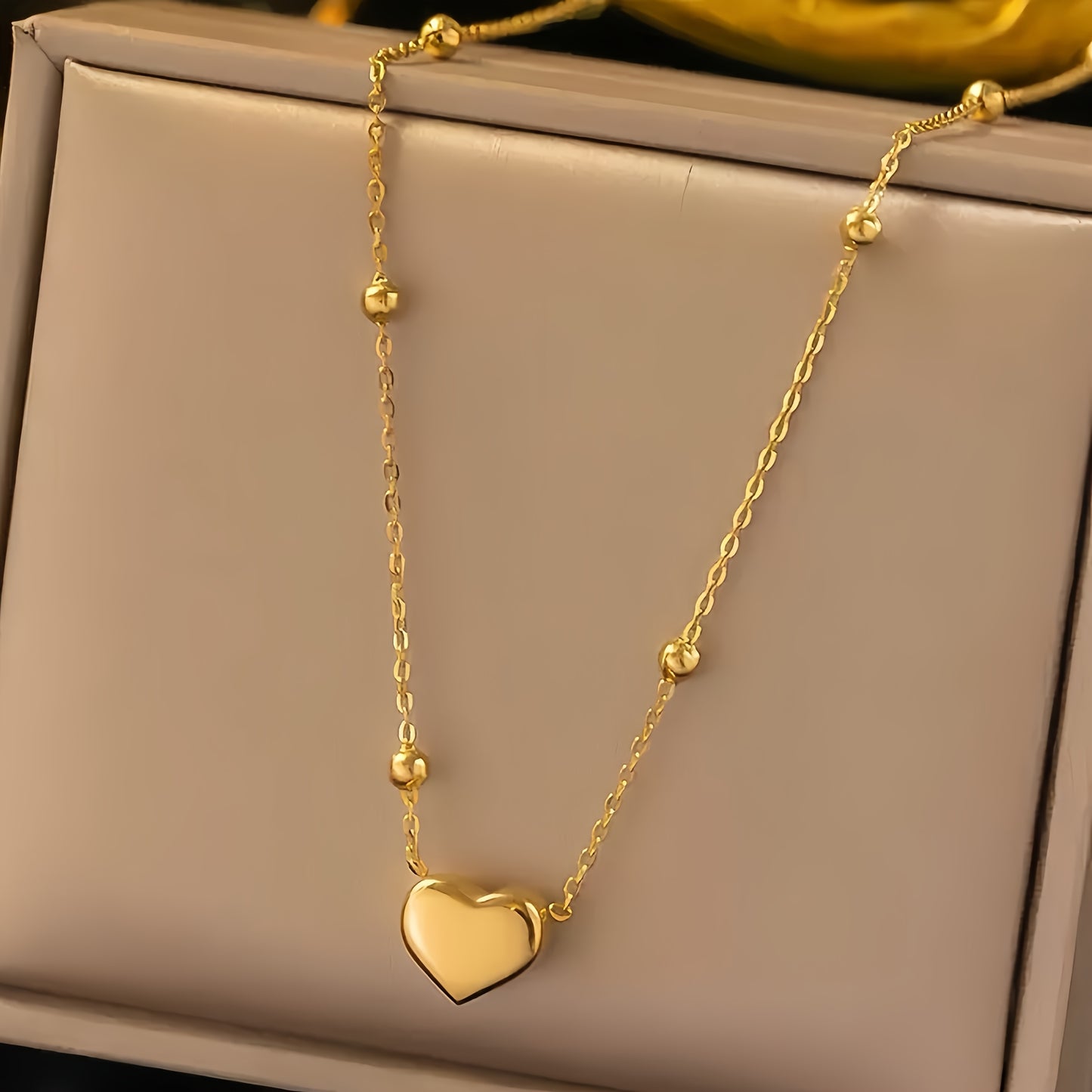 Collier pendentif cœur pour femme en acier inoxydable hypoallergénique, plaqué or 18K, design simple, mignon et élégant, parfait pour un usage quotidien ou comme cadeau, bijou de haute qualité pour femme