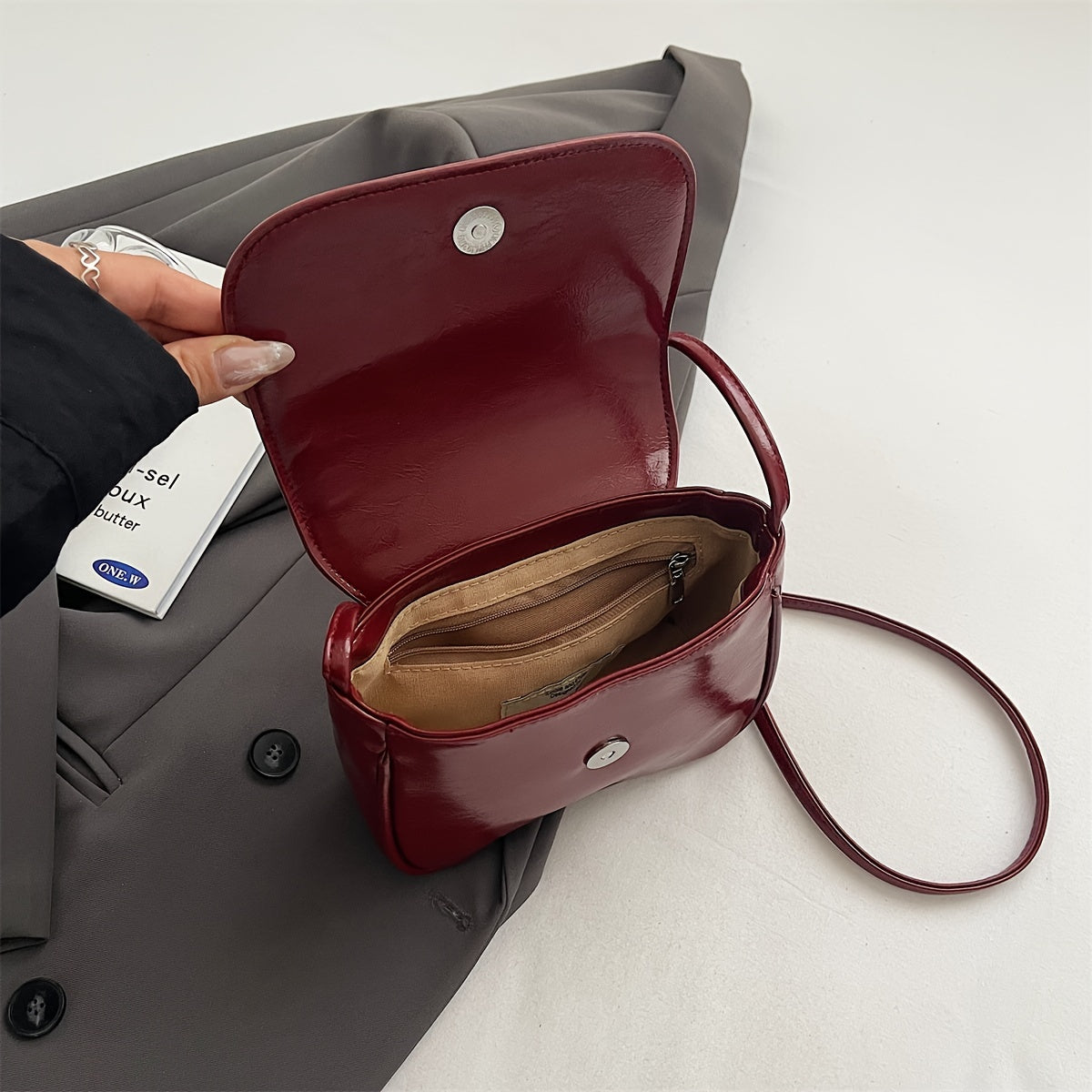 Sac bandoulière rouge élégant pour femmes – petit format carré avec poche pour téléphone, durable et décontracté, bandoulière réglable 100 cm, doublure polyester, parfait pour trajets quotidiens