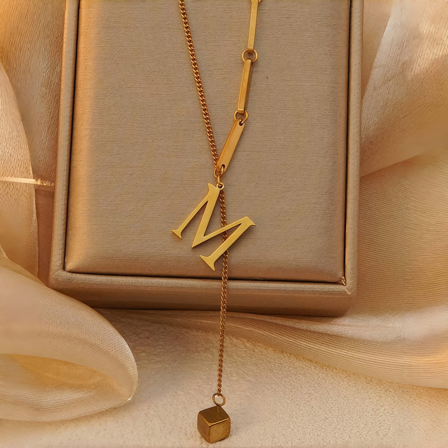 Collier Tendance à Pampilles avec 26 Lettres pour Femme – Pendentif en Acier Inoxydable Plaqué Or 18K, Design en Forme de Y avec Grelots Élégants, Idéal pour le Port Quotidien et comme Cadeau Raffiné