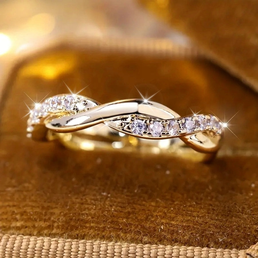 An Exquisite 18K Gold-Plated Twisted Crossover Copper Ring, an Elegant Piece of Women'S Fashion Jewelry, Meticulously Designed High-Quality Finger Accessory Suitable for Any Occasion.