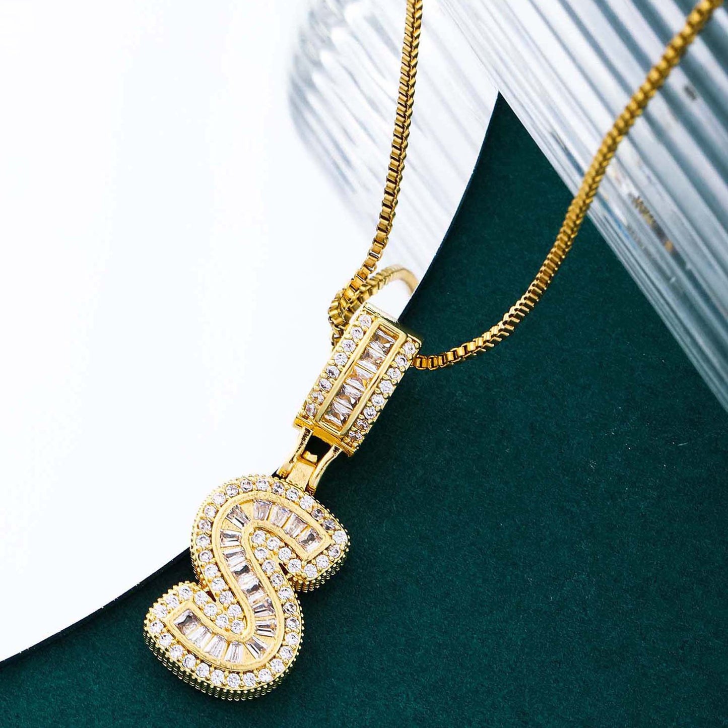 Collier femme style hip-hop avec pendentif lettre, cuivre plaqué or 18K et zirconia synthétique, chaîne plaquée or 18K, bijou élégant pour usage quotidien ou occasions spéciales
