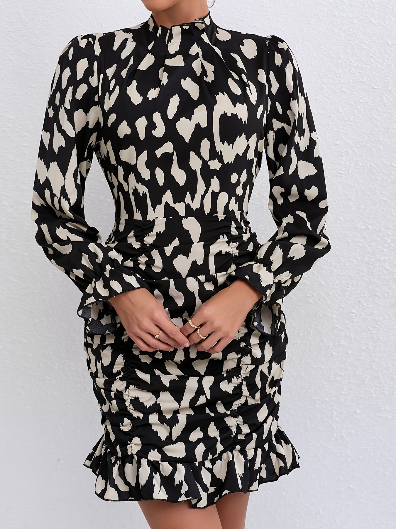 Robe moulante femme à imprimé léopard noir et blanc, col haut, manches longues, détail zip stylé, idéale pour printemps et été, mode adulte décontractée