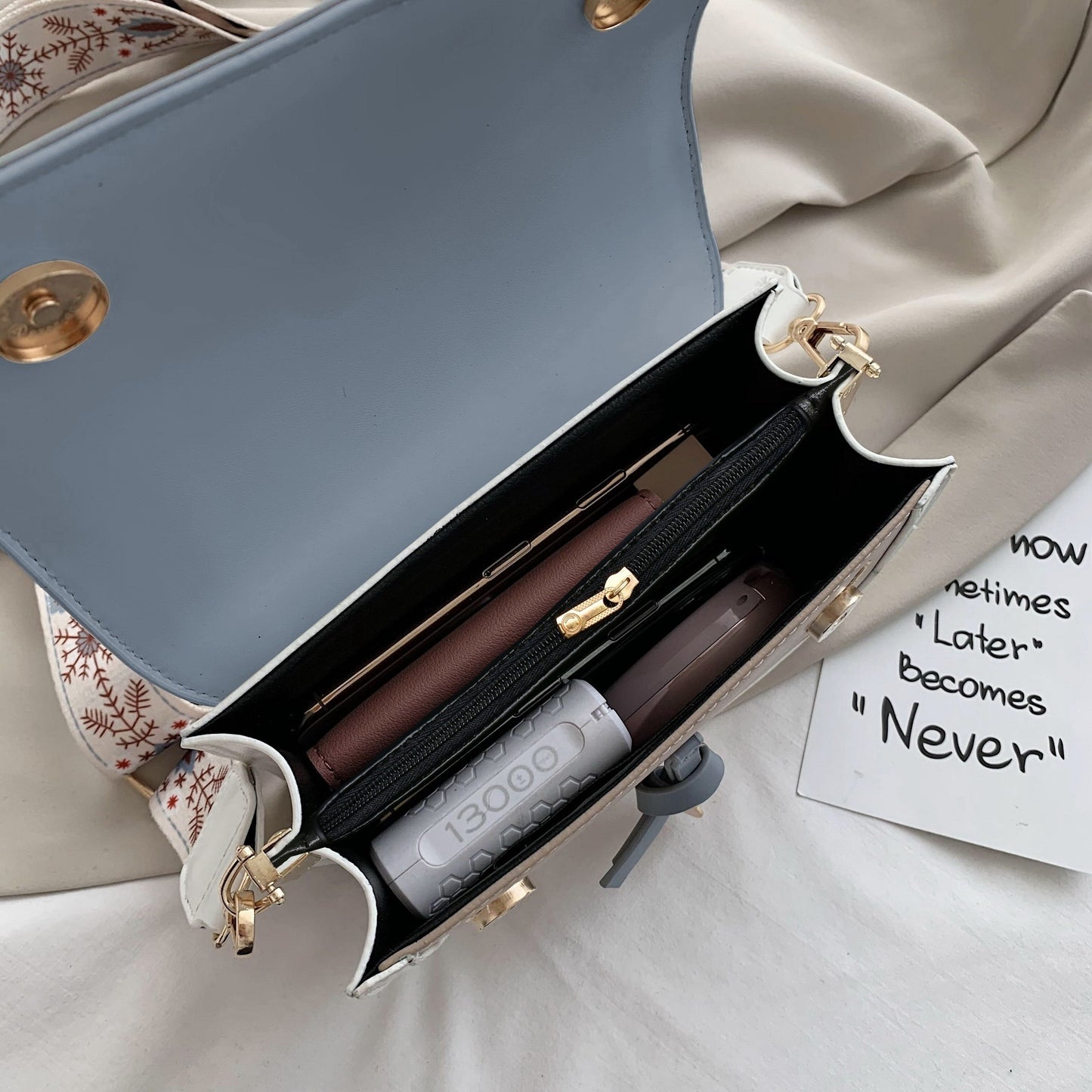 Sac Bandoulière à Rabat Tendance pour Femme – Décor Boucle – Sangle Large et Confortable