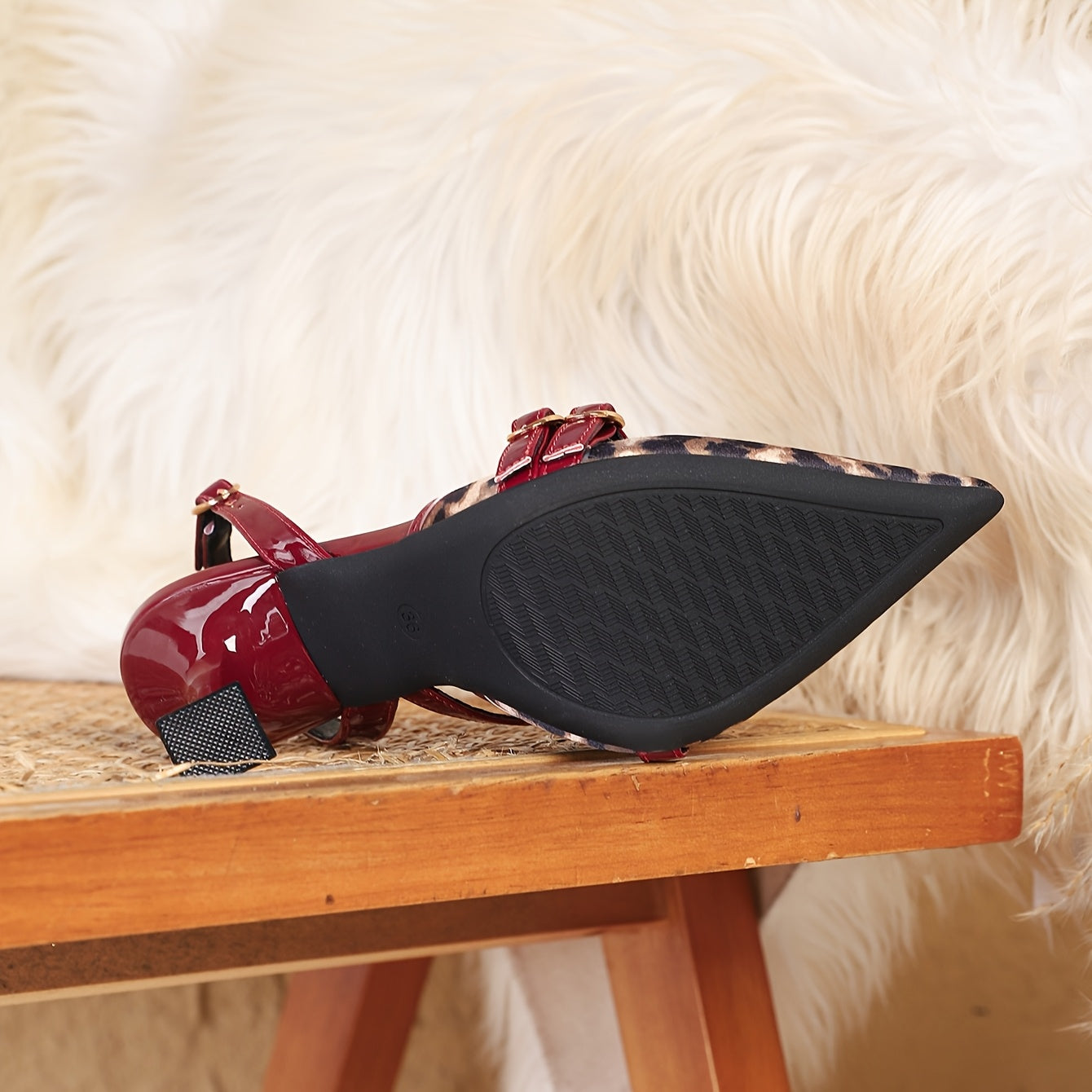Chaussures à talons élégantes pour femme à imprimé léopard – Talon 9 cm, bout pointu, bride à la cheville, dessus imitation cuir bordeaux, semelle PU et caoutchouc, fermeture à boucle