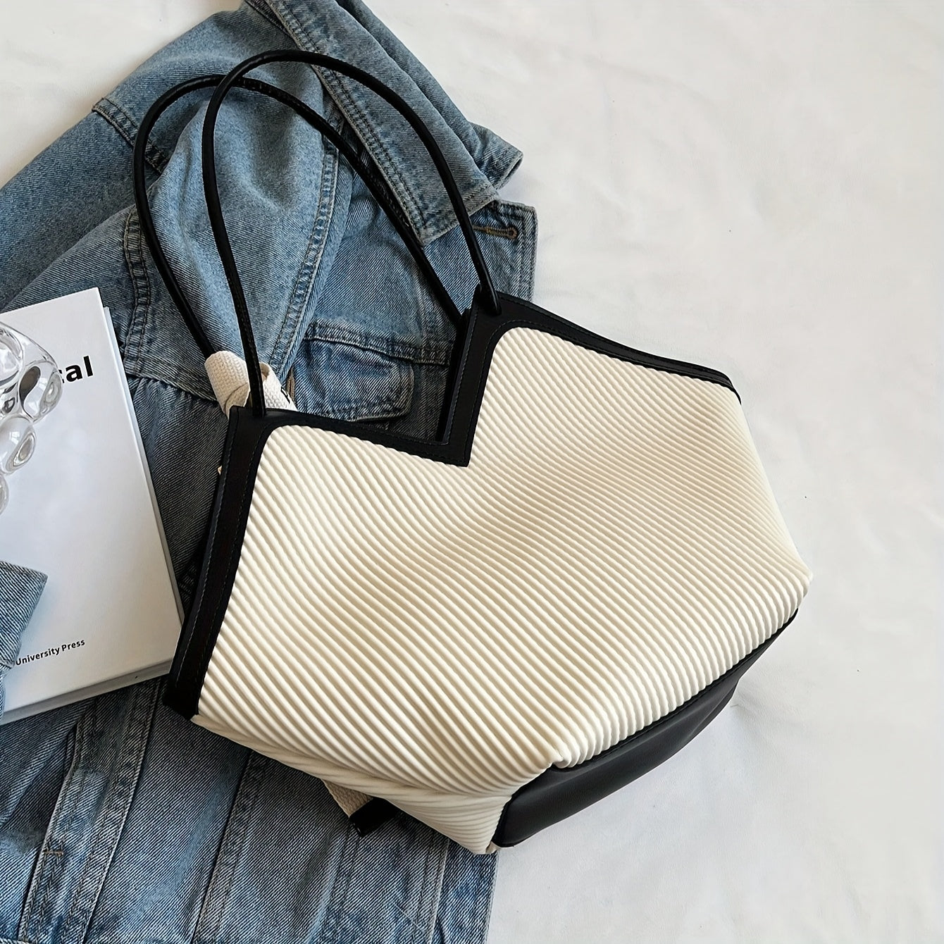 Sac cabas femme élégant blanc à détails noirs – design structuré à rayures embossées, anses doubles, foulard décoratif et fermeture zippée, idéal pour le travail, le shopping ou les voyages.