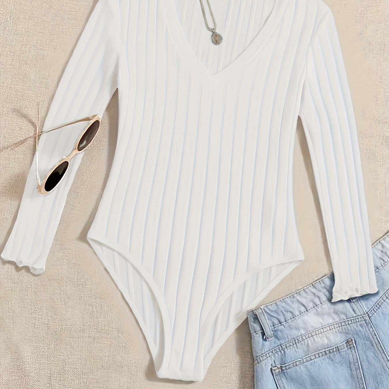 Body moulant femme vert foncé à manches longues, détail sur les hanches, tissu côtelé doux, style décontracté, idéal pour l’automne et l’hiver, parfait pour les sorties shopping