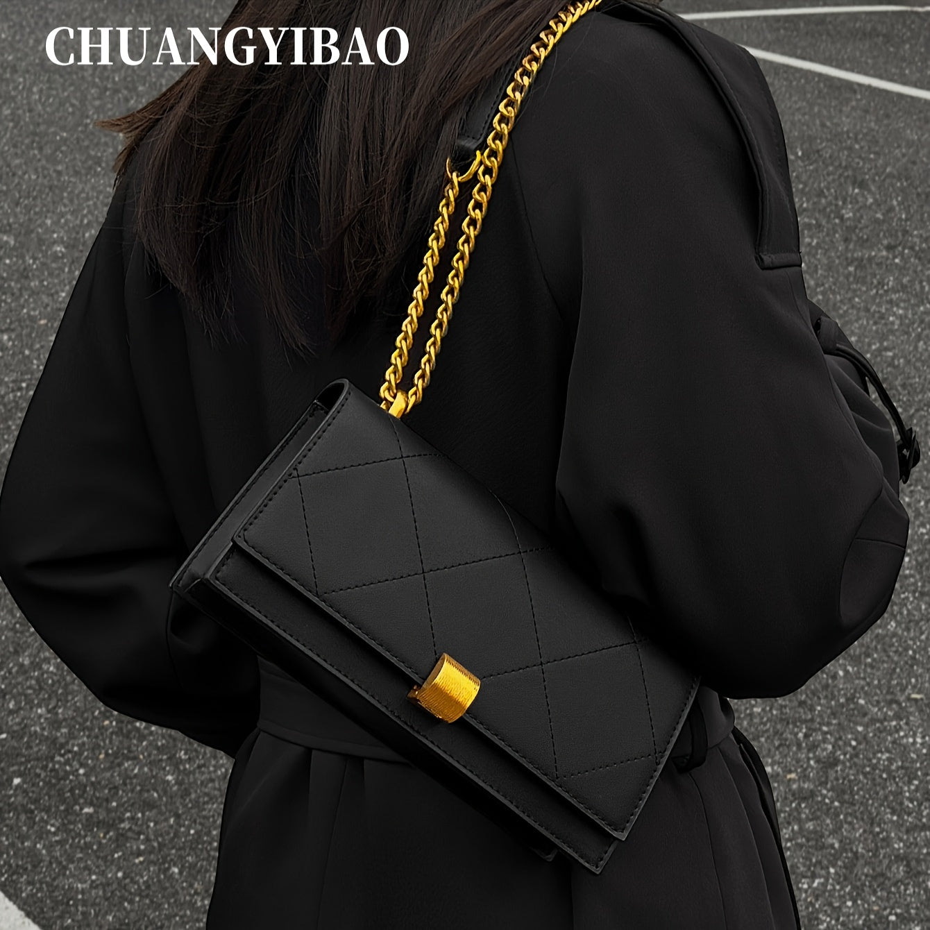 Sac à main synthétique élégant pour femmes – design moderne, bandoulière chaîne réglable, ferrures dorées, noir uni, fermeture boucle dorée, doublure structurée