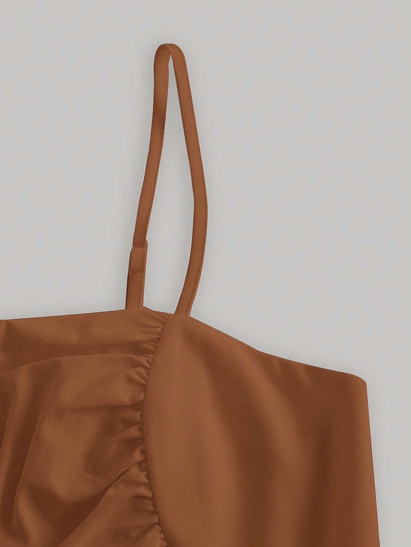 Robe Midi Femme Élégante – Coupe A-Line Marron, Bretelles Fines Ajustables, Taille Cintrée, Sans Manches, Épaules Dévoilées, Idéale Printemps/Été