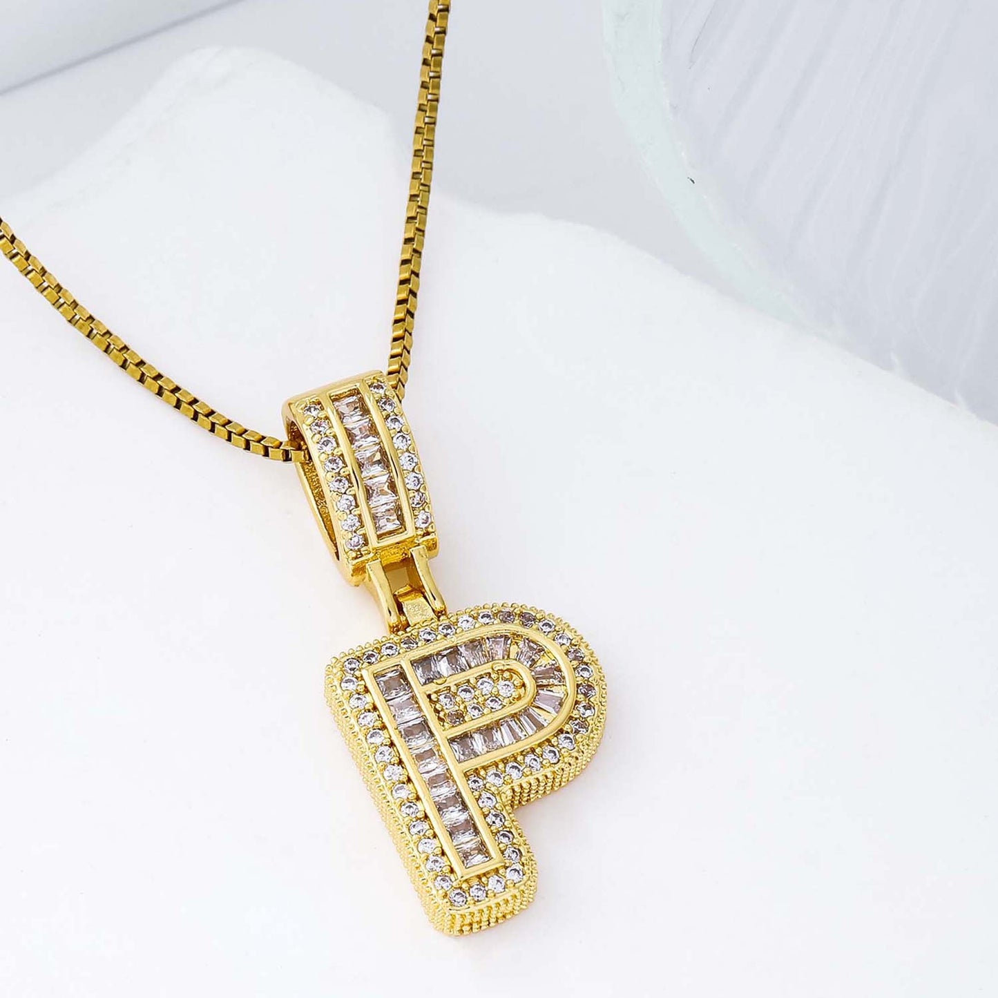 Collier femme style hip-hop avec pendentif lettre, cuivre plaqué or 18K et zirconia synthétique, chaîne plaquée or 18K, bijou élégant pour usage quotidien ou occasions spéciales