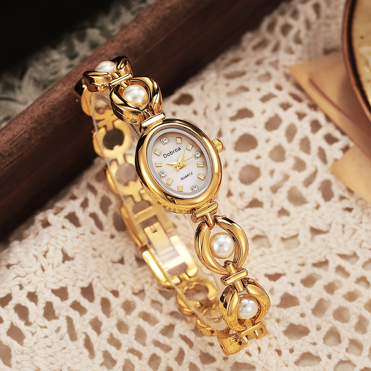 Montre femme vintage, bracelet en alliage doré, mouvement quartz, cadran ovale, détails élégants, cadeau idéal pour la fête des mères, la Saint-Valentin ou occasions spéciales