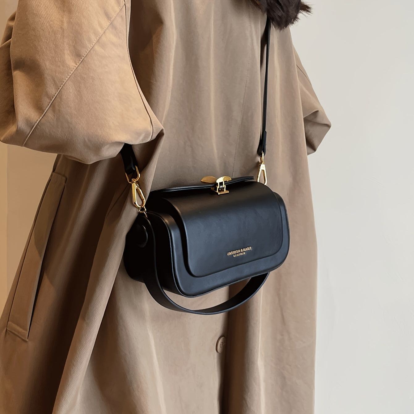 Sac noir élégant en simili cuir avec détails dorés – Petit sac rigide pour femmes