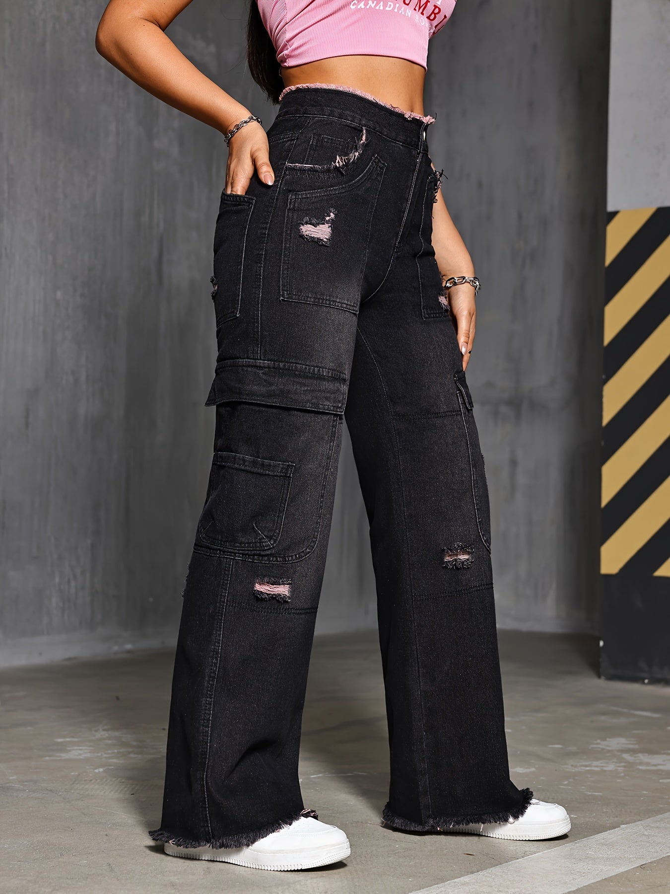 Jean cargo vintage déchiré et usé pour femme, pantalon droit taille haute rétro avec poches, style décontracté idéal pour l'automne