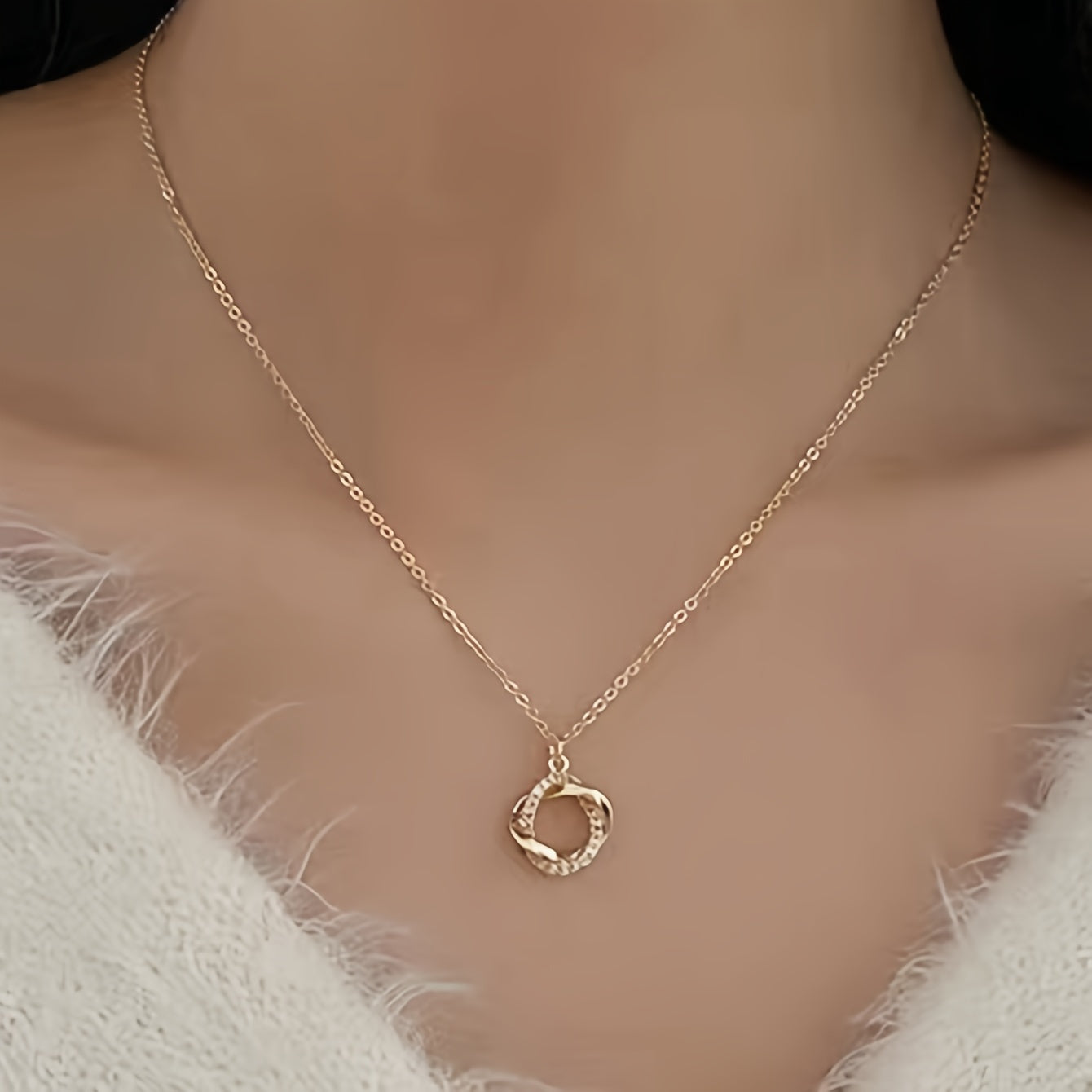 Collier pendentif simple et élégant pour femme, pendentif doré avec incrustations de diamants synthétiques, parfait pour vacances ou usage quotidien