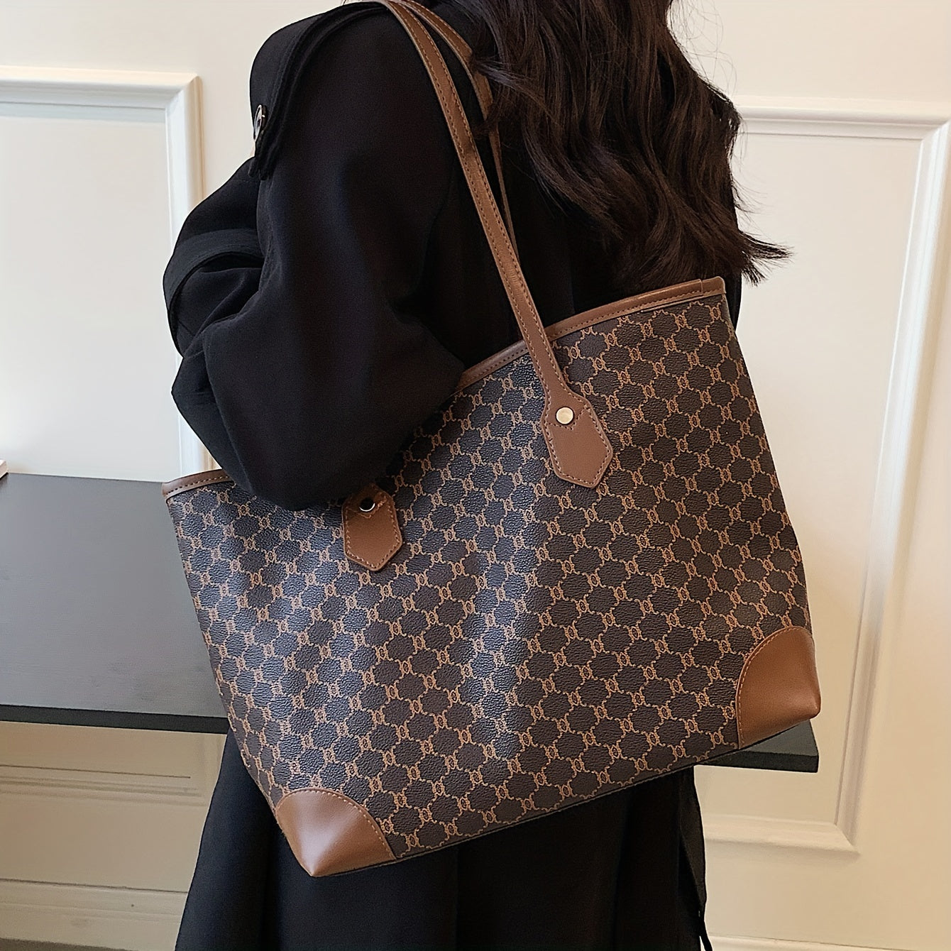 Sac fourre-tout grande capacité pour femmes – motif géométrique, fermeture zippée, doublure polyester, disponible en café/gris/blanc, spacieux et polyvalent pour travail, voyage et usage quotidien