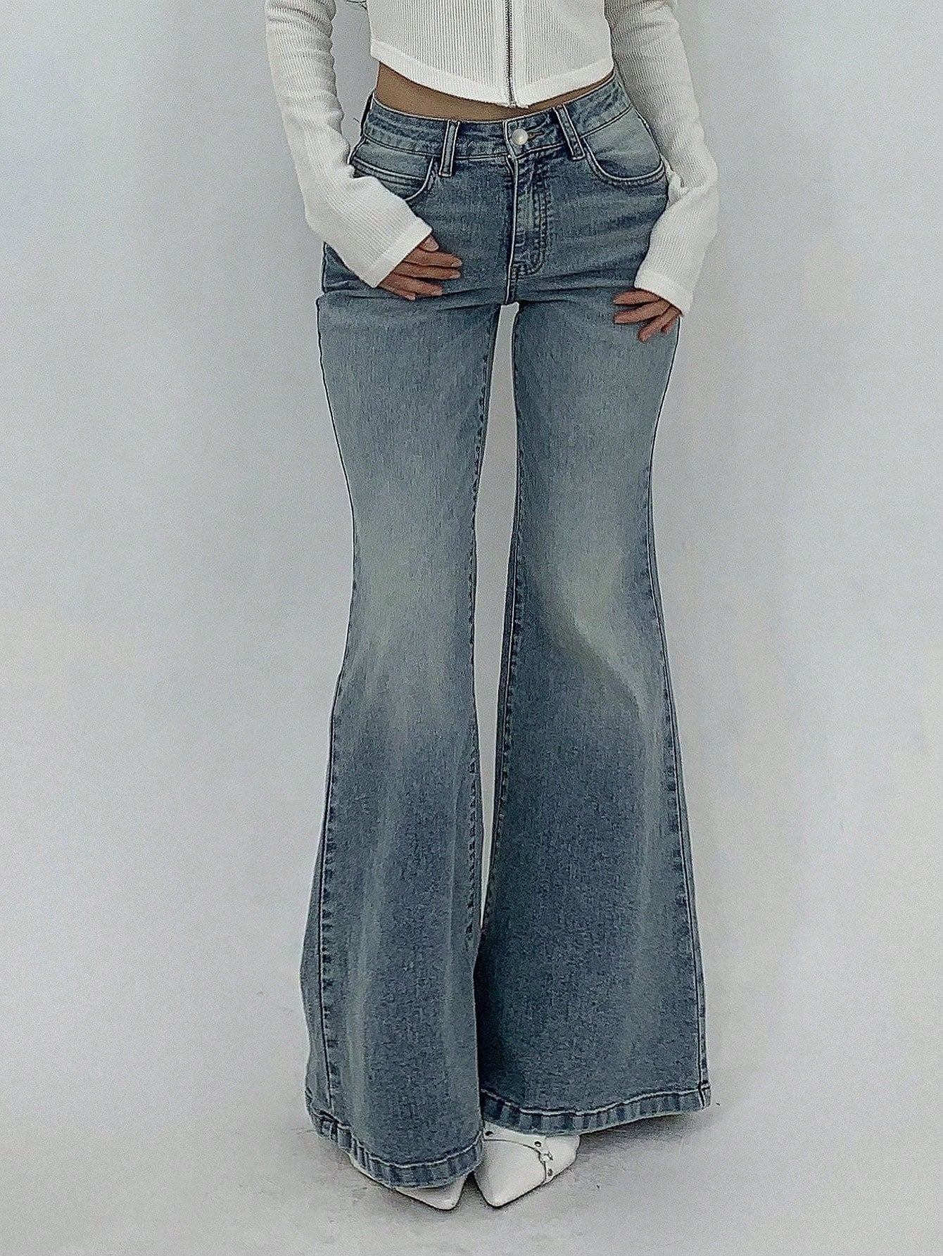 Jean évasé slim élégant pour femmes – Denim extensible, boutons décoratifs, polyvalent et stylé, bleu foncé, toutes saisons