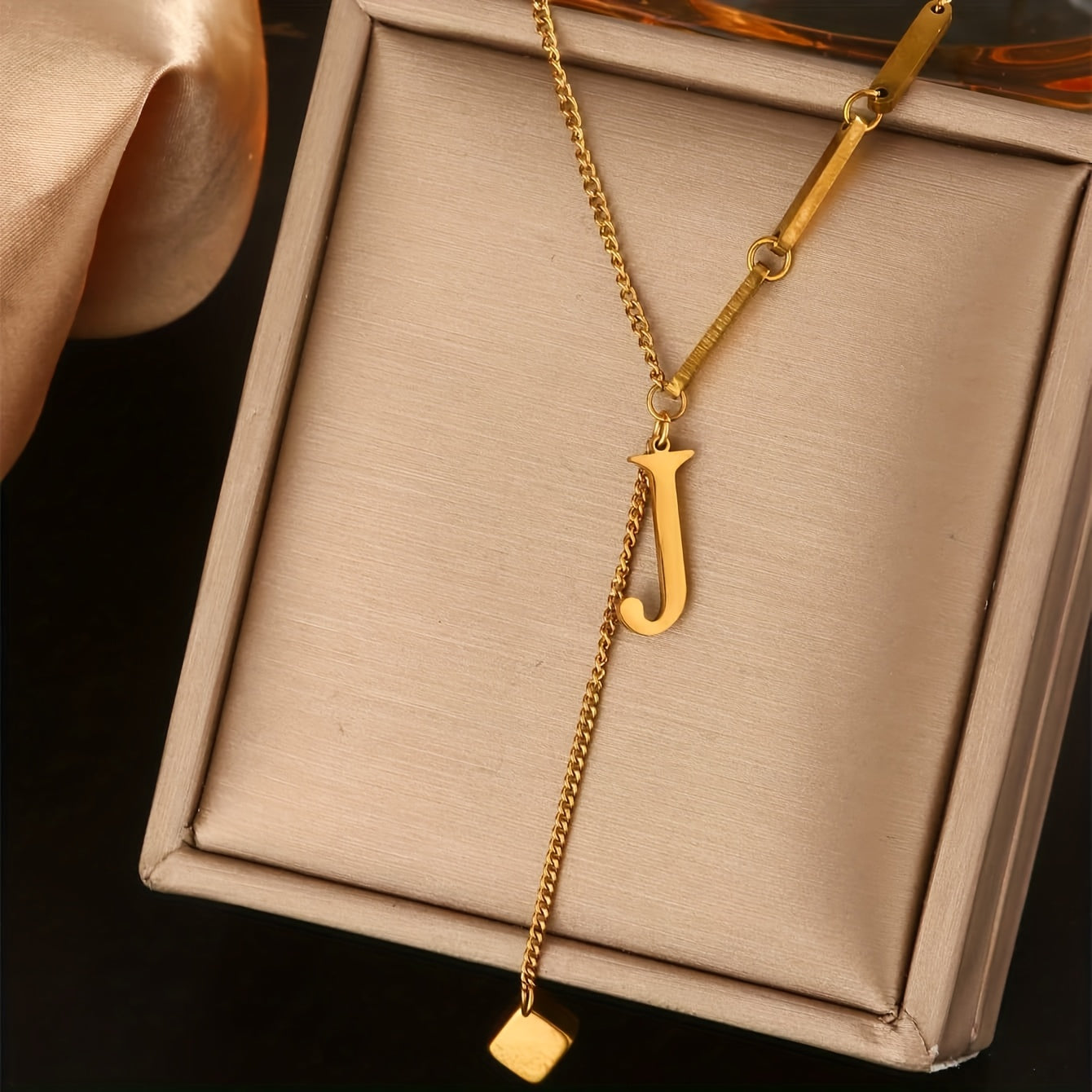 Collier Tendance à Pampilles avec 26 Lettres pour Femme – Pendentif en Acier Inoxydable Plaqué Or 18K, Design en Forme de Y avec Grelots Élégants, Idéal pour le Port Quotidien et comme Cadeau Raffiné