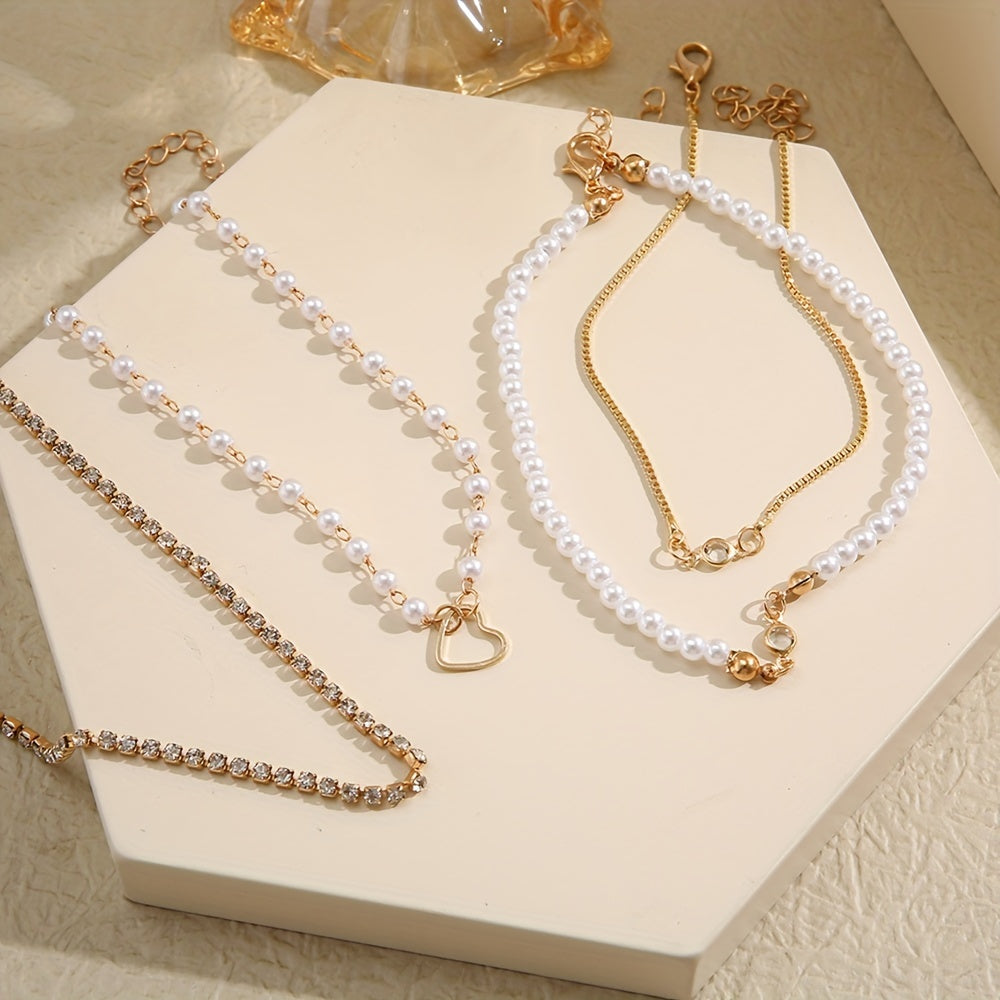 Lot de 4 bracelets femme – strass et charms cœur et perles, chaînes blanches et décorées, superposés, parfaits pour soirées plage, mariages, bal, ou usage quotidien toute l’année, cadeau idéal