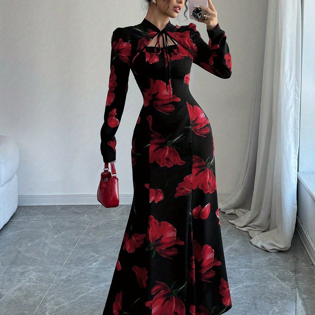 Robe maxi élégante à imprimé floral – manches longues, détail nœud au dos, taille cintrée, ourlet asymétrique, noire avec fleurs bleues, idéale automne/hiver, mode femme adulte, robe fleurie