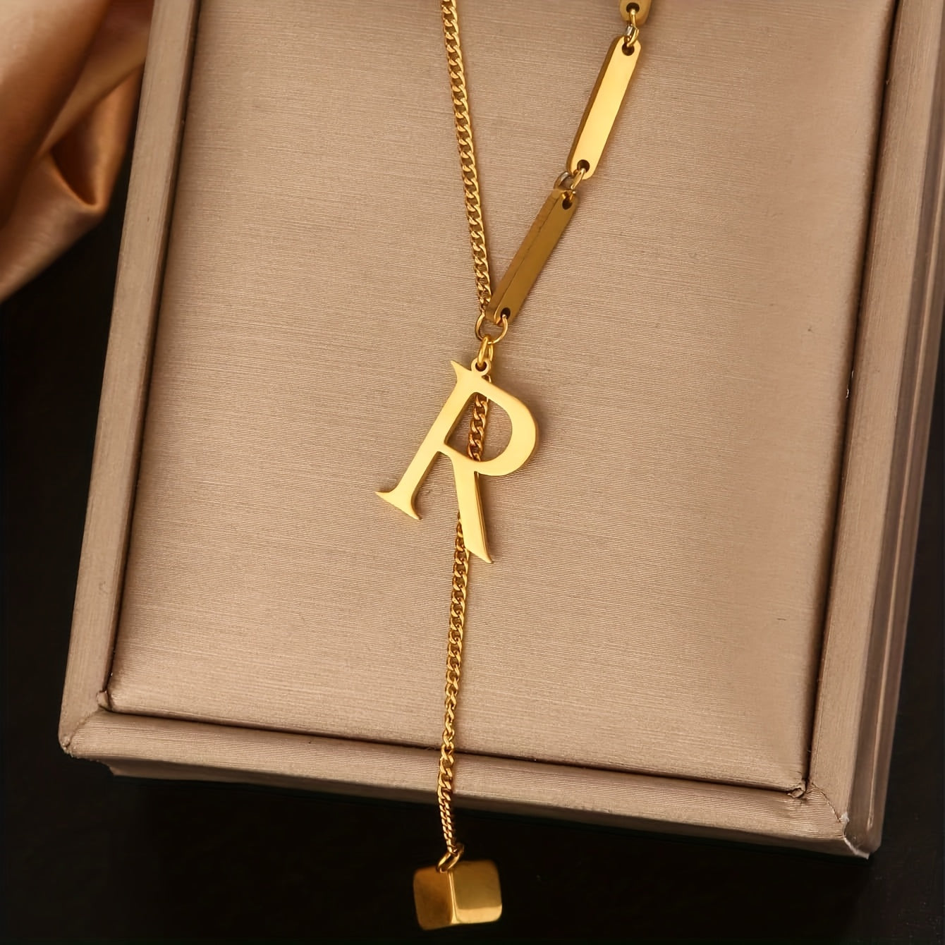 Collier Tendance à Pampilles avec 26 Lettres pour Femme – Pendentif en Acier Inoxydable Plaqué Or 18K, Design en Forme de Y avec Grelots Élégants, Idéal pour le Port Quotidien et comme Cadeau Raffiné