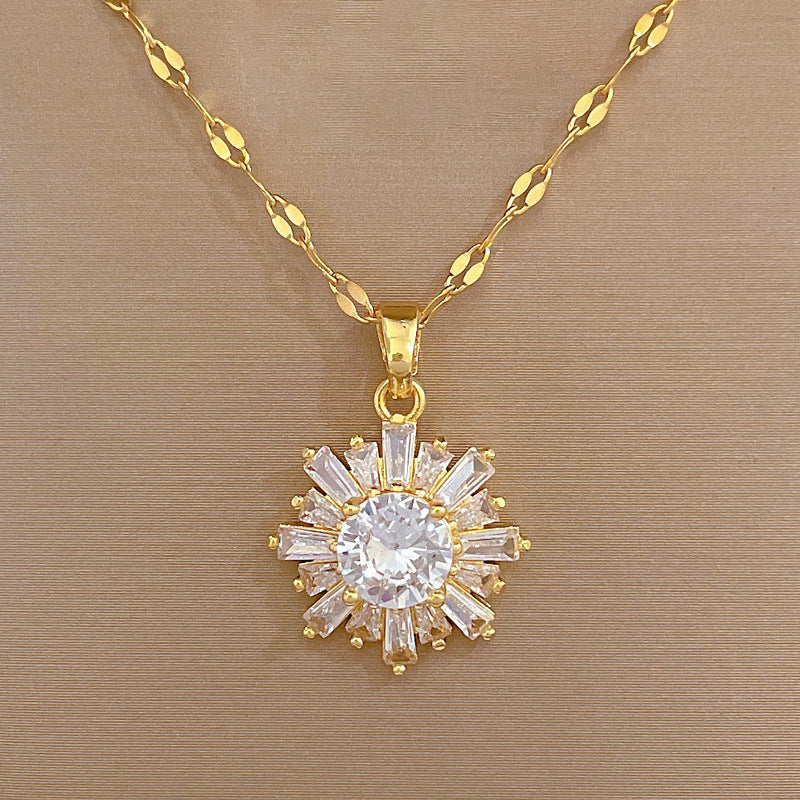 Collier élégant en acier plaqué or 18 K, pendentif flocon de neige géométrique serti de cubic zirconia, chaîne luxueuse, parfait pour mariages, soirées et usage quotidien, accessoire raffiné et durable