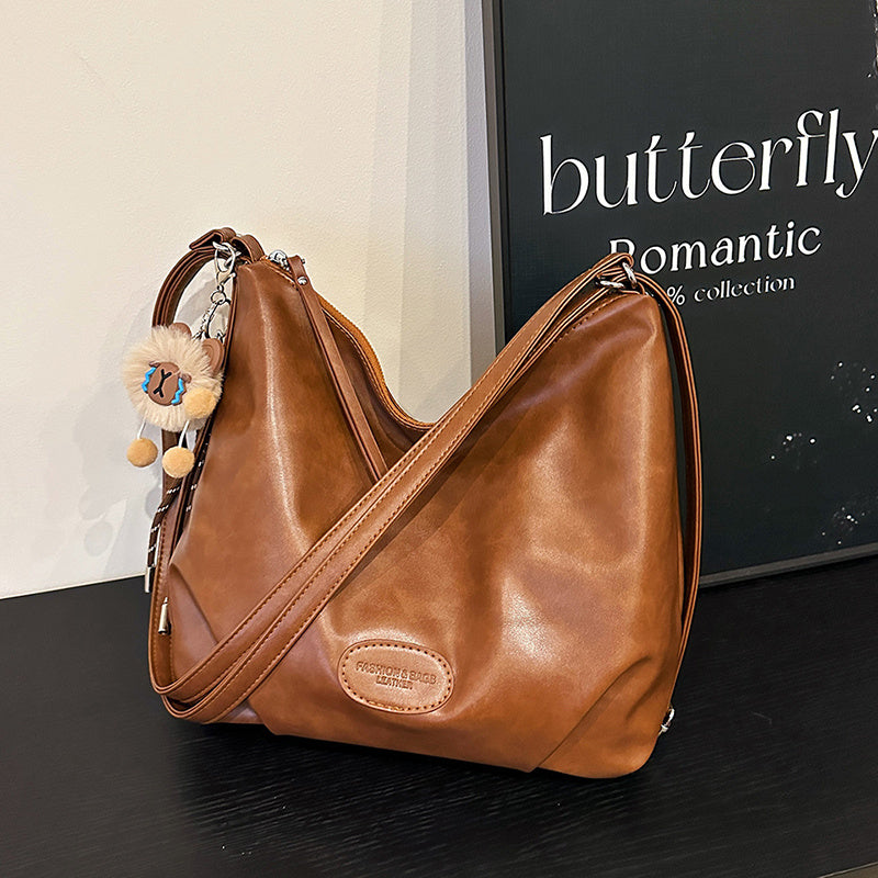 Sac à Épaule Fashion avec Charm, Convertible en Sac à Dos, Grand Cabas pour Sorties d’Hiver - Disponible en Kaki Foncé, Marron Foncé, Noir - Matière PU avec Doublure,