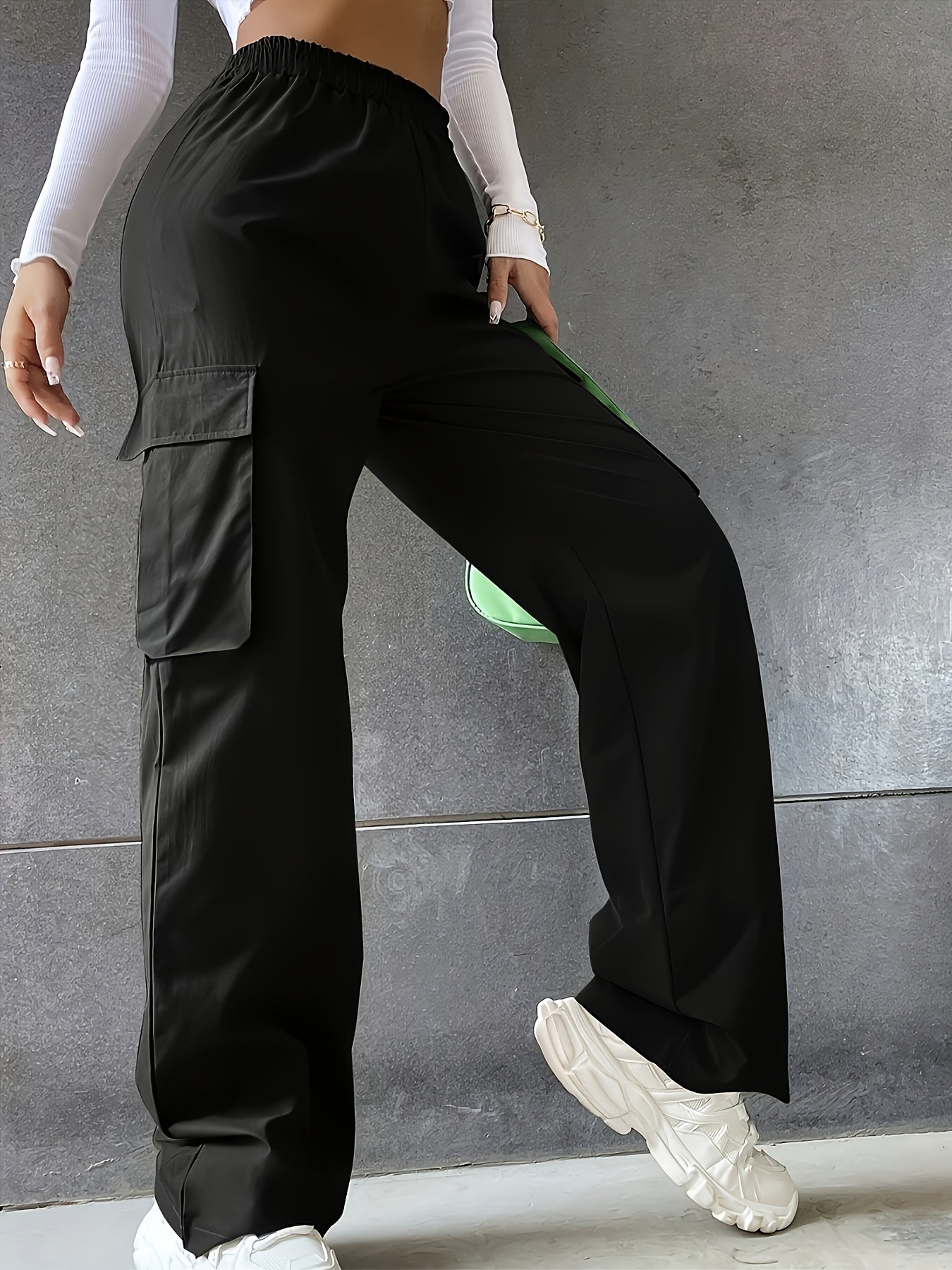 Ensemble deux pièces : salopette noire et vert militaire tendance et polyvalente avec grandes poches