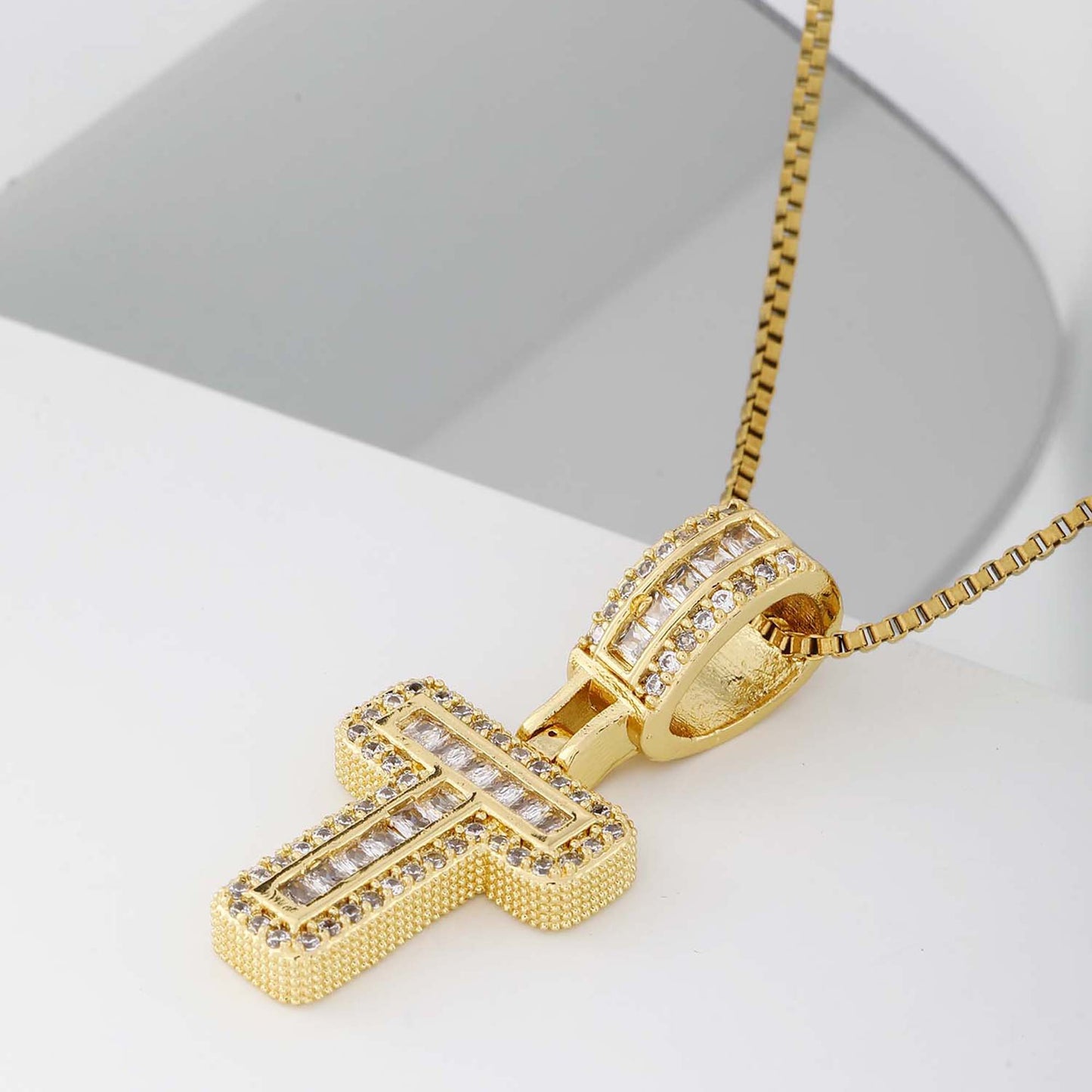 Collier femme style hip-hop avec pendentif lettre, cuivre plaqué or 18K et zirconia synthétique, chaîne plaquée or 18K, bijou élégant pour usage quotidien ou occasions spéciales