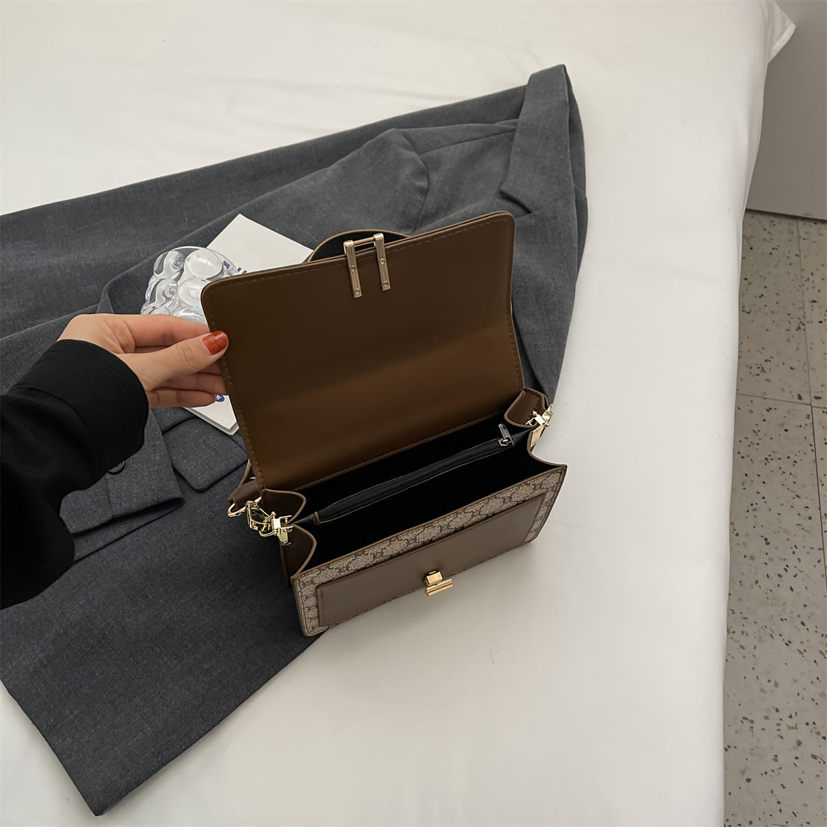 Sac élégant pour femmes – grande capacité, motif géométrique, simili cuir, bandoulière large et amovible, accessoires dorés, sac bandoulière polyvalent pour occasions casual et formelles